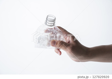 潰したペットボトルを持つ男性の手 潰したペットボトルを持つ男性の手 127820920