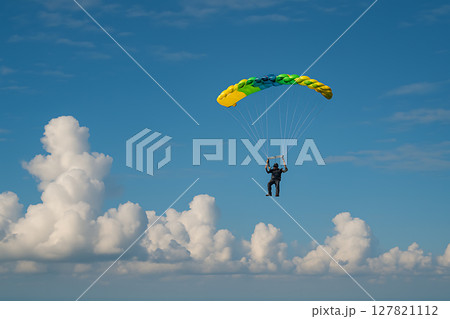 青空を背にスカイダイビングする自由な冒険者 127821112