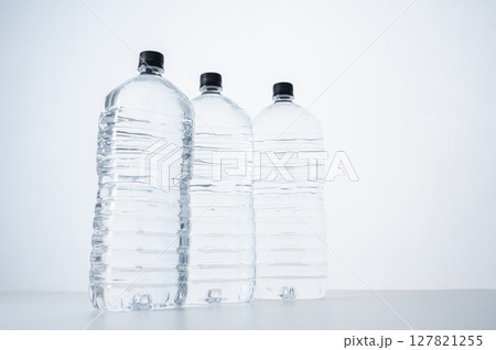 ペットボトル　水 127821255