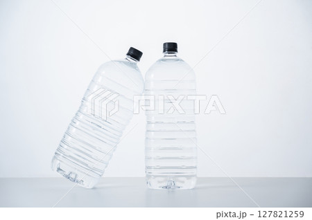 ペットボトル　水 127821259
