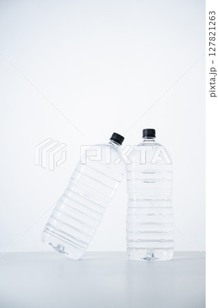 ペットボトル　水 127821263