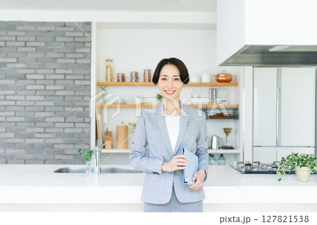 不動産業のミドルのビジネスウーマン 127821538