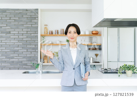 不動産業のミドルのビジネスウーマン 127821539