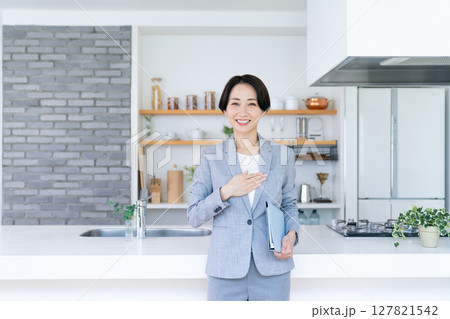 不動産業のミドルのビジネスウーマン 127821542
