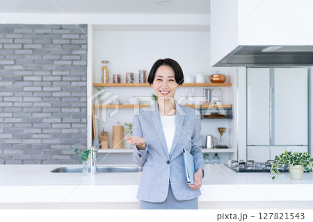 不動産業のミドルのビジネスウーマン 127821543