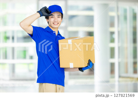 荷物を運ぶ男性配達員 127821569