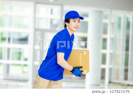 荷物を運ぶ男性配達員 127821570