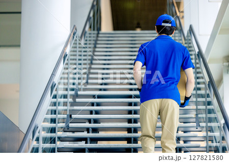 荷物を運ぶ男性配達員 127821580