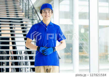 荷物を運ぶ男性配達員 荷物を運ぶ男性配達員 127821584