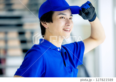 荷物を運ぶ男性配達員 荷物を運ぶ男性配達員 127821589