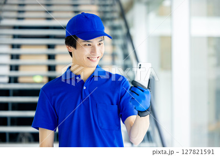 スマホを持つ配達員 スマホを持つ配達員 127821591