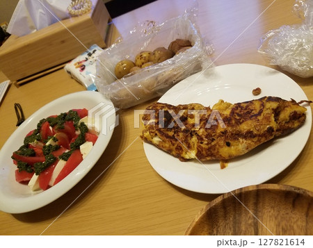 マトとチーズのカプレーゼと納豆玉子焼き マトとチーズのカプレーゼと納豆玉子焼き 127821614