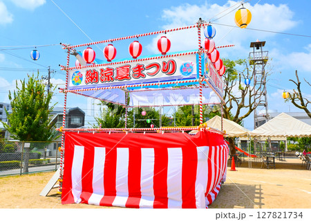 日本の夏 盆踊りのやぐら 127821734