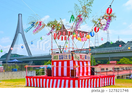 盆踊りのやぐらと豊田アローズブリッジ 127821746