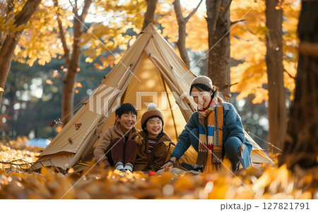 秋にキャンプを楽しむ家族 秋にキャンプを楽しむ家族 127821791