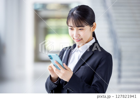 就活　スマホを見ている就活生 127821941