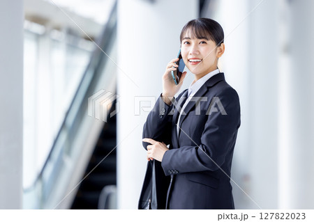 就活 スマホ 電話をしている就活生 就活 スマホ 電話をしている就活生 127822023