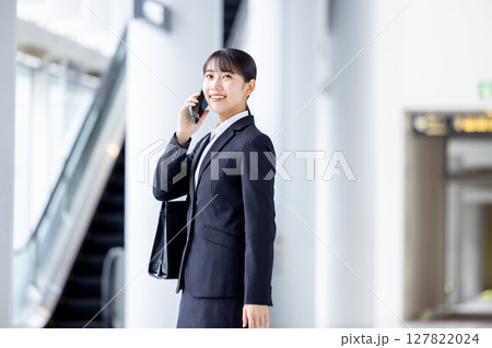 就活 スマホ 電話をしている就活生 就活 スマホ 電話をしている就活生 127822024