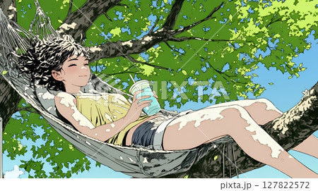のんびり・ゆったり：夏の昼下がり木陰のハンモックで寛いでいる若い女性
