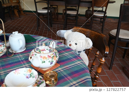 英国カフェでお茶をするテディベア 127822757