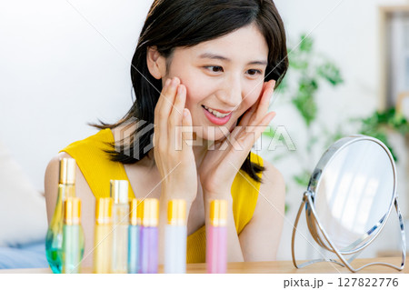 メイクをする若い女性 127822776