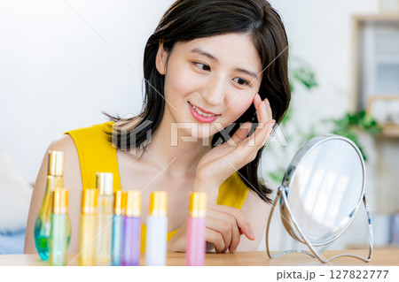 メイクをする若い女性 127822777