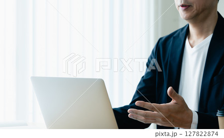 オンラインミーティングをする男性 127822874