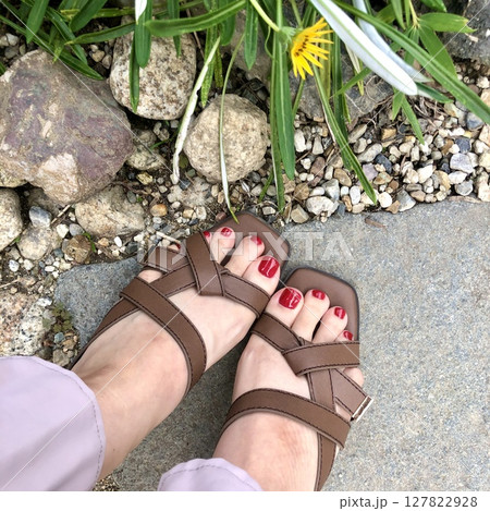 サンダルを履いた足 サンダルを履いた足 127822928
