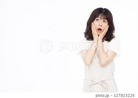 びっくり驚いている主婦 びっくり驚いている主婦 127823228