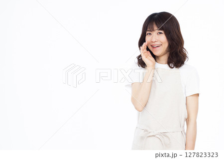 呼びかけている主婦 呼びかけている主婦 127823323