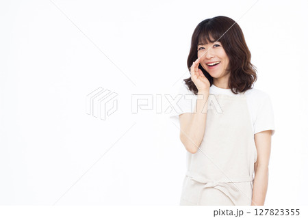 呼びかけている主婦 呼びかけている主婦 127823355