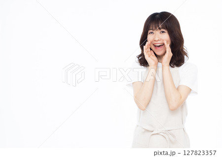 呼びかけている主婦 呼びかけている主婦 127823357