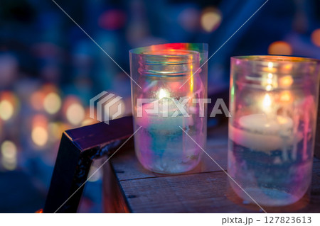 幻想的に光るガラスキャンドルの夜景 127823613