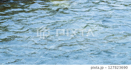 梅雨の季節　川の水面に雨が降る39 127823690