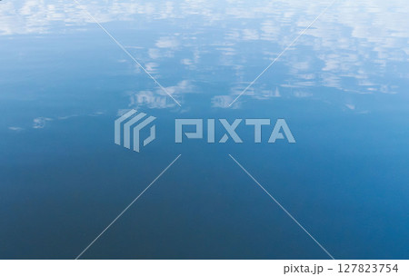 6月の水辺 水面に反射する青空と白い雲02 6月の水辺 水面に反射する青空と白い雲02 127823754