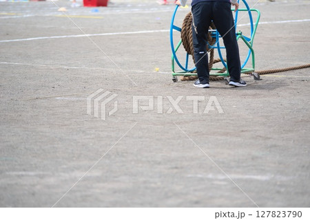 運動会準備中の綱引き用ロープとスタッフの足元 127823790