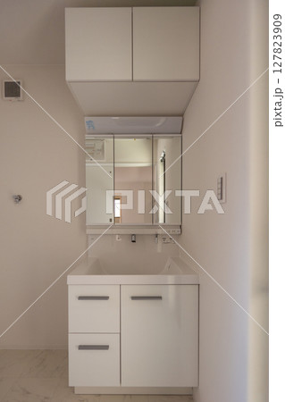 シンプルな洗面所 127823909