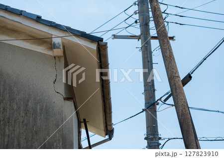 壁に入ったクラック　外壁塗装　リフォーム用 127823910