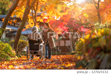 秋の紅葉の中、介護で車椅子を使い散歩 127824132