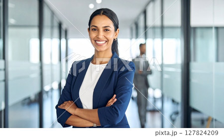 オフィスを背景に自信ある笑顔の女性 127824209