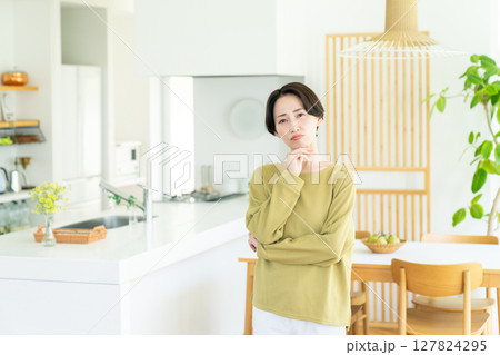 自宅のミドルの主婦 自宅のミドルの主婦 127824295
