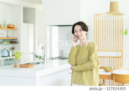 自宅のミドルの主婦 127824305