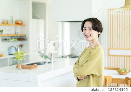 自宅のミドルの主婦 自宅のミドルの主婦 127824306