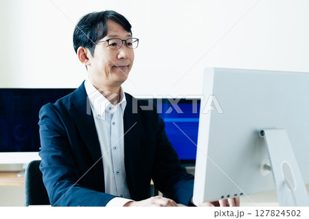 パソコンに向かうミドル男性 127824502