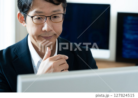 パソコンに向かうミドル男性 127824515