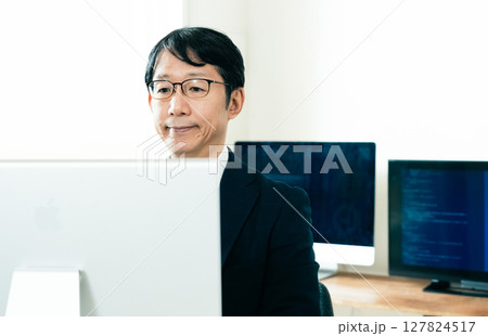 パソコンに向かうミドル男性 127824517