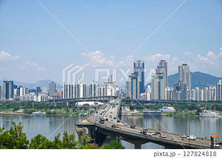 【韓国/ソウル】漢江に架かる清潭大橋と高層ビル群(サムソン日の出公園からの眺望) 【韓国/ソウル】漢江に架かる清潭大橋と高層ビル群(サムソン日の出公園からの眺望) 127824818