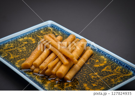 黒酢で漬けられたごぼうの甘酢漬け 黒酢で漬けられたごぼうの甘酢漬け 127824935