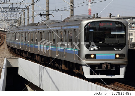 戸田駅を通過するりんかい線 70-000形 Z1編成 戸田駅を通過するりんかい線 70-000形 Z1編成 127826485