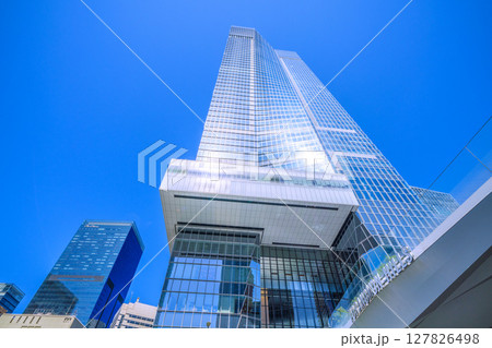 日本の東京都市景観 新時代に希望の光…虎ノ門ヒルズステーションタワー（虎ノ門ヒルズ駅）などを望む 127826498